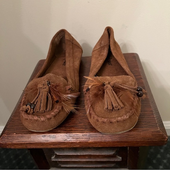 Minnetonka Brown Suede Fringe Feather Flat Moccasins - Picture 4 of 7